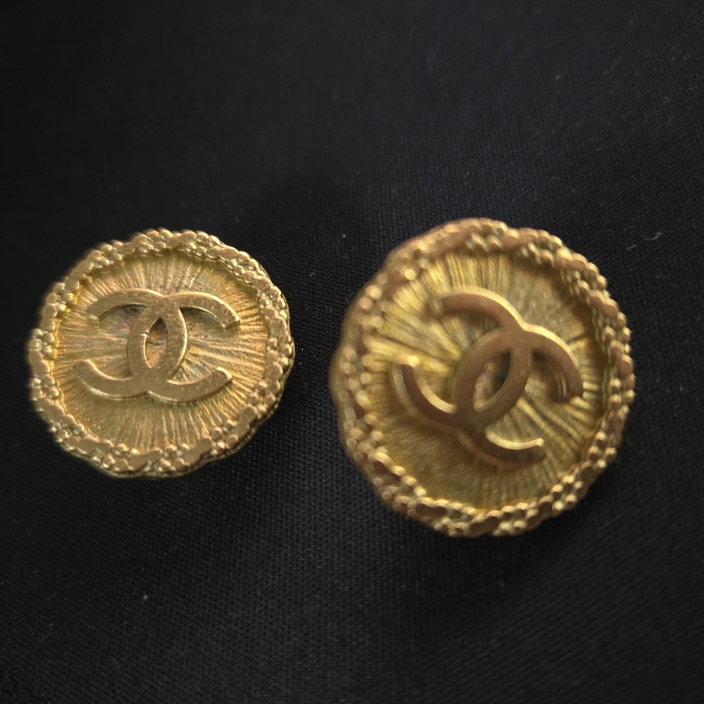 CHANEL Earrings - Picture 2 of 5